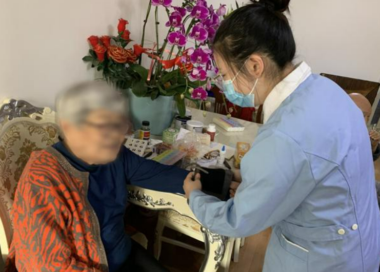 回顾2020年,陕西女子专为老人洗澡,单次500元:洗的不是身体是尊严