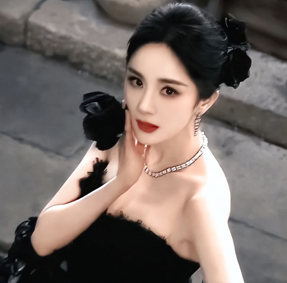 看了杨幂回应解约风波,几句话揭开圈内真实,才知道误会杨超越了