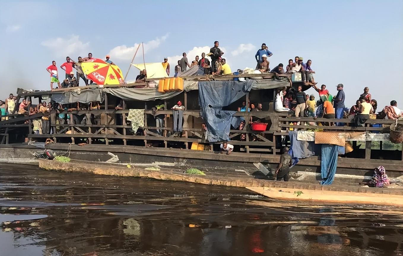 刚果河上的"地狱之船":1700公里无水无电,2000人共用一间厕所