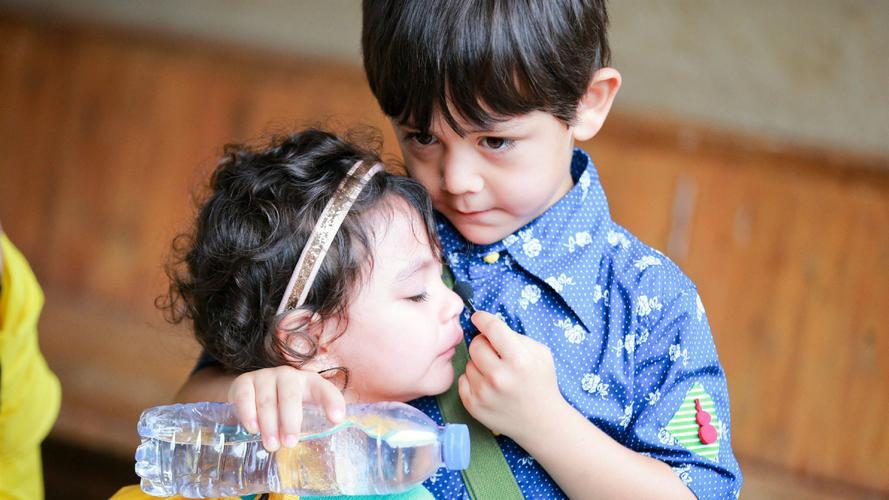 和父亲刘烨相比,参加节目的霓娜和哥哥诺一,反而更像是来"带孩子档 