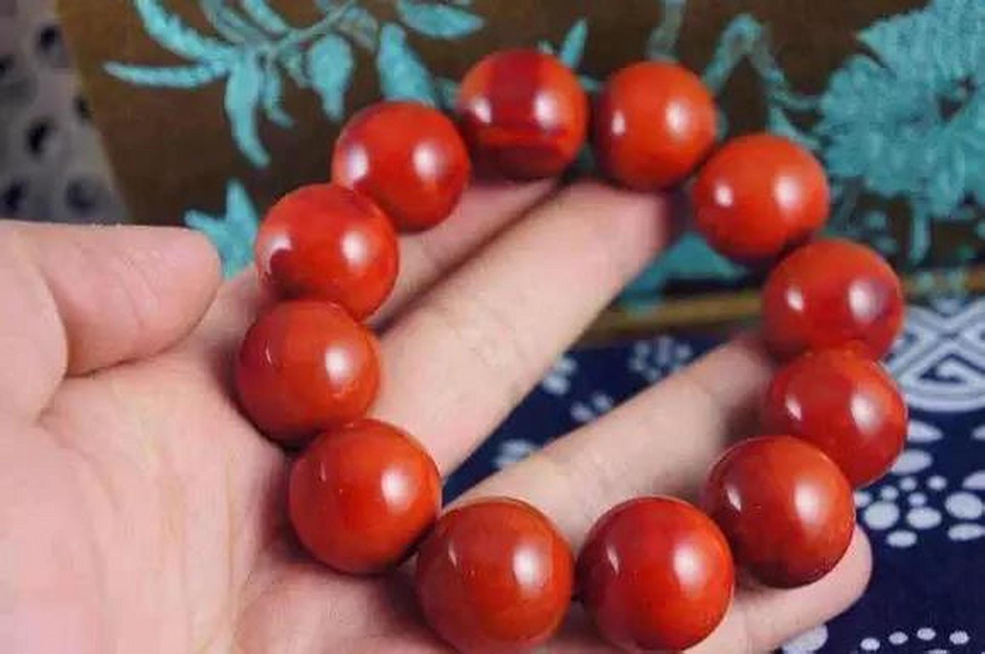 蒙料南红是产自蒙古地区的南红玛瑙,特点包括颜色以发暗的柿子红为主