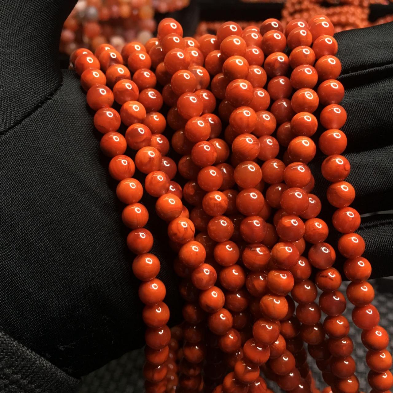 蒙料南红是产自蒙古地区的南红玛瑙,特点包括颜色以发暗的柿子红为主