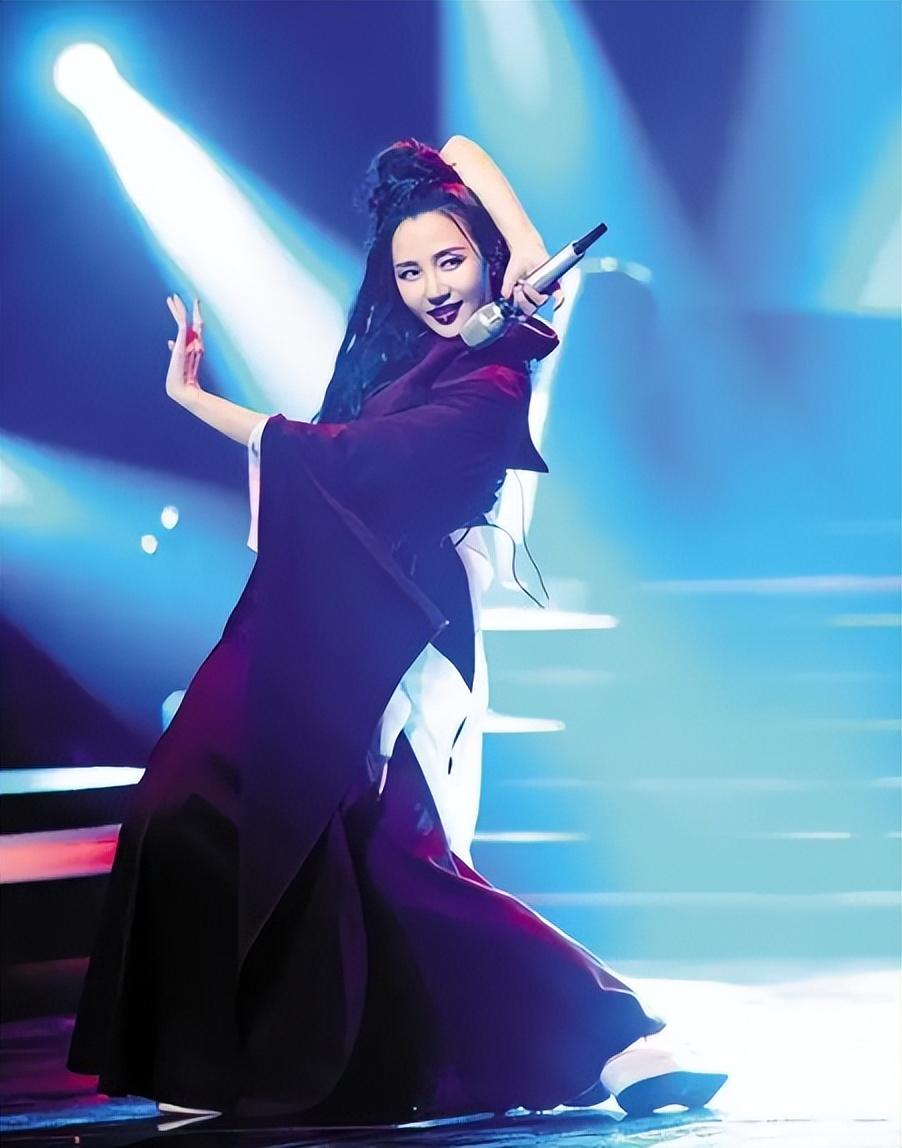 "人间水蜜桃"阿朵:才情与魅力揭秘,如何征服全国观众的心?