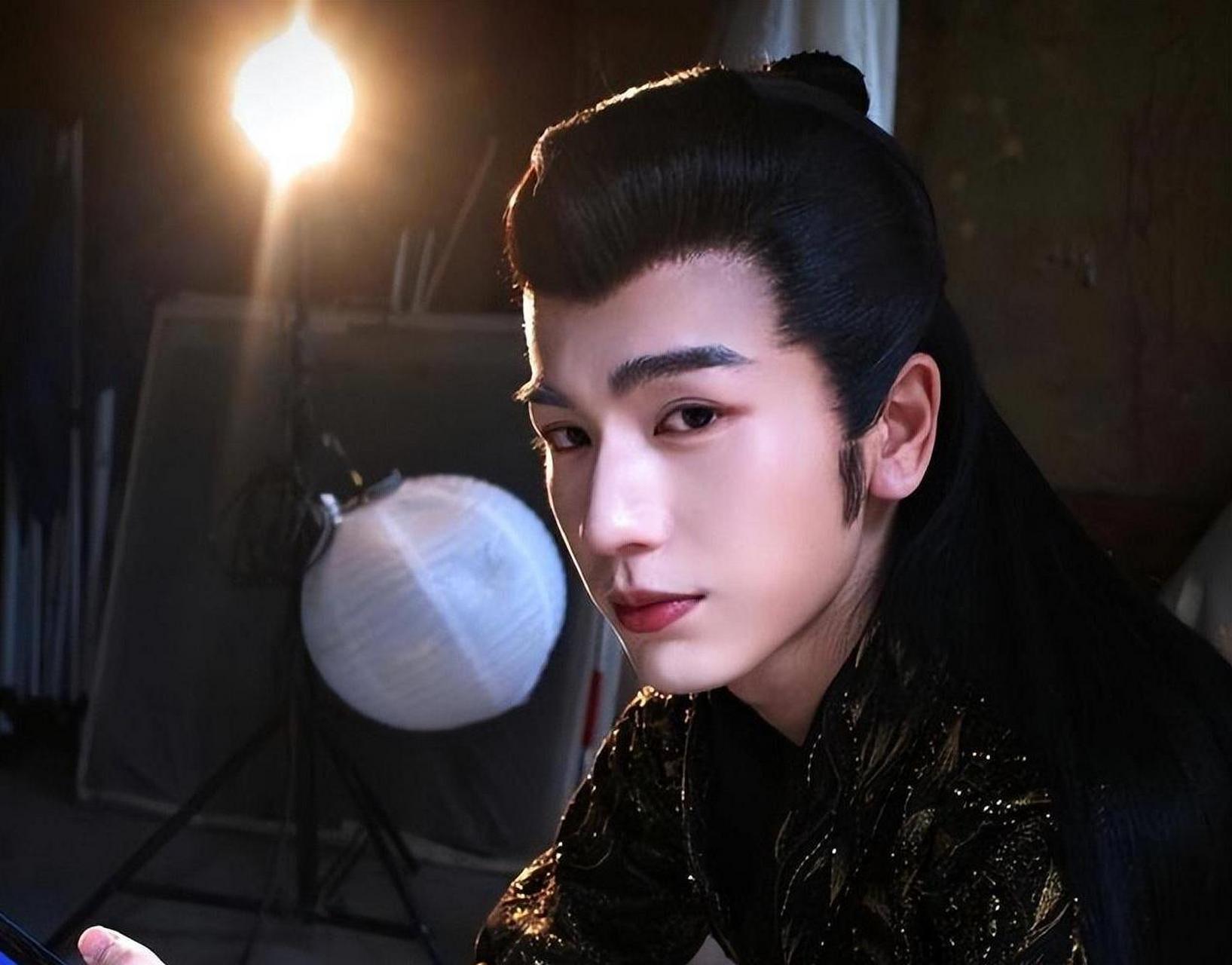 张凌赫因出演多部电视剧而受到关注,但观众对其演技评价不一.