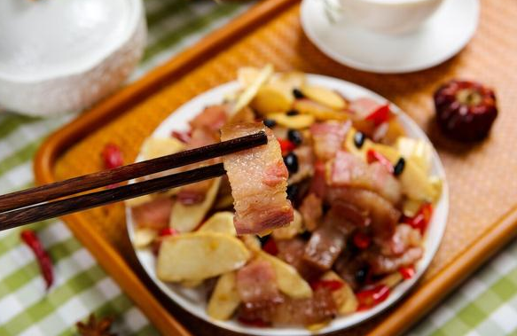 冬天,它和腊肉才是绝配,笋清甜肉咸香,汤汁搅饭,吃掉一大碗