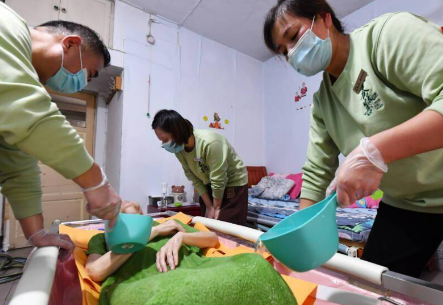 回顾2020年,陕西女子专为老人洗澡,单次500元:洗的不是身体是尊严
