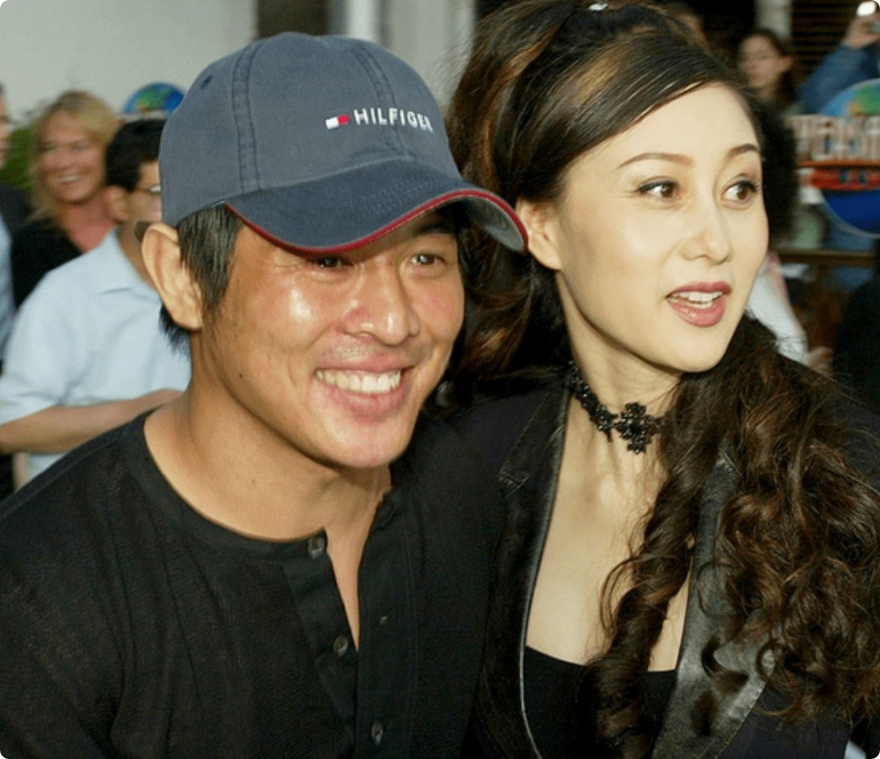 李连杰妻子近照曝光,利智衰老似奶奶,63岁黄秋燕越老越有韵味