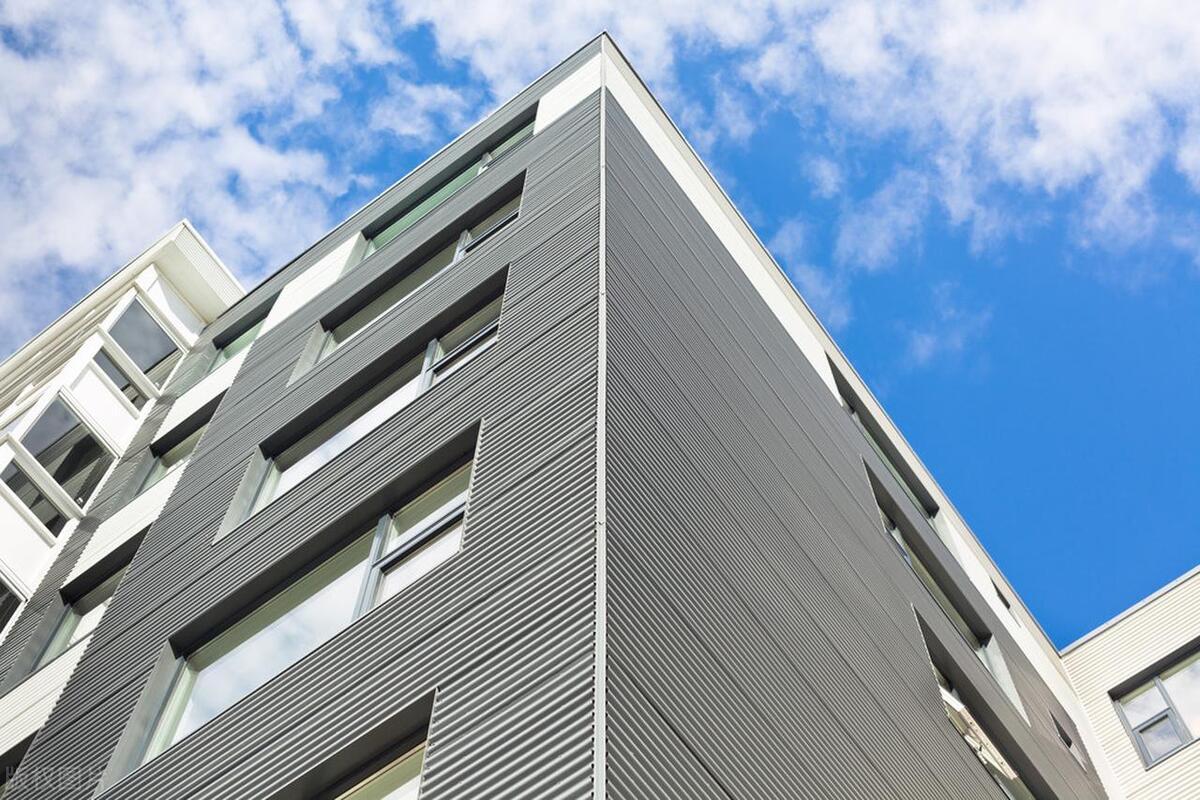 金属铝板外墙板是一种新型外墙装饰材料,由铝合金制成,外观现代感强.