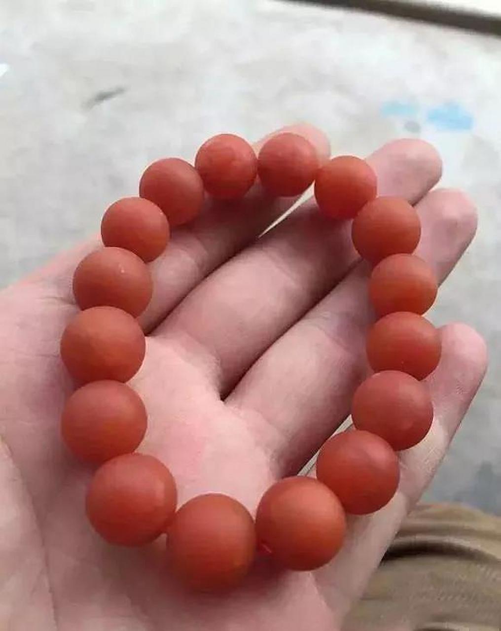 蒙料南红是产自蒙古地区的南红玛瑙,特点包括颜色以发暗的柿子红为主