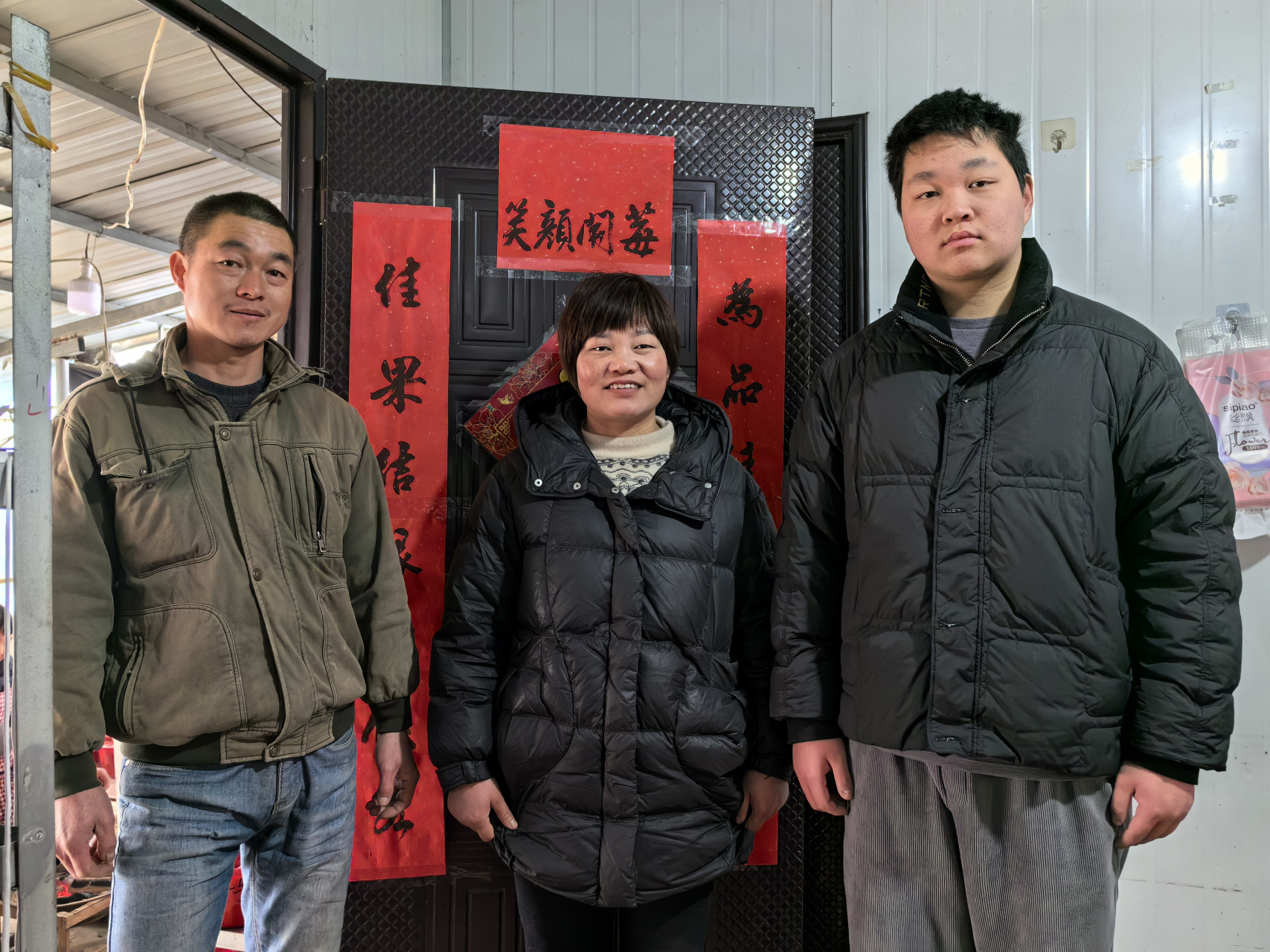 春节前夕,秀水草莓园负责人唐琪芳一家四口忙于迎接新年和草莓收获.