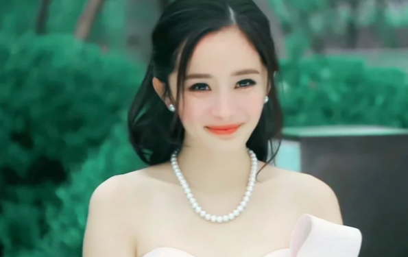 看了杨幂回应解约风波,几句话揭开圈内真实,才知道误会杨超越了