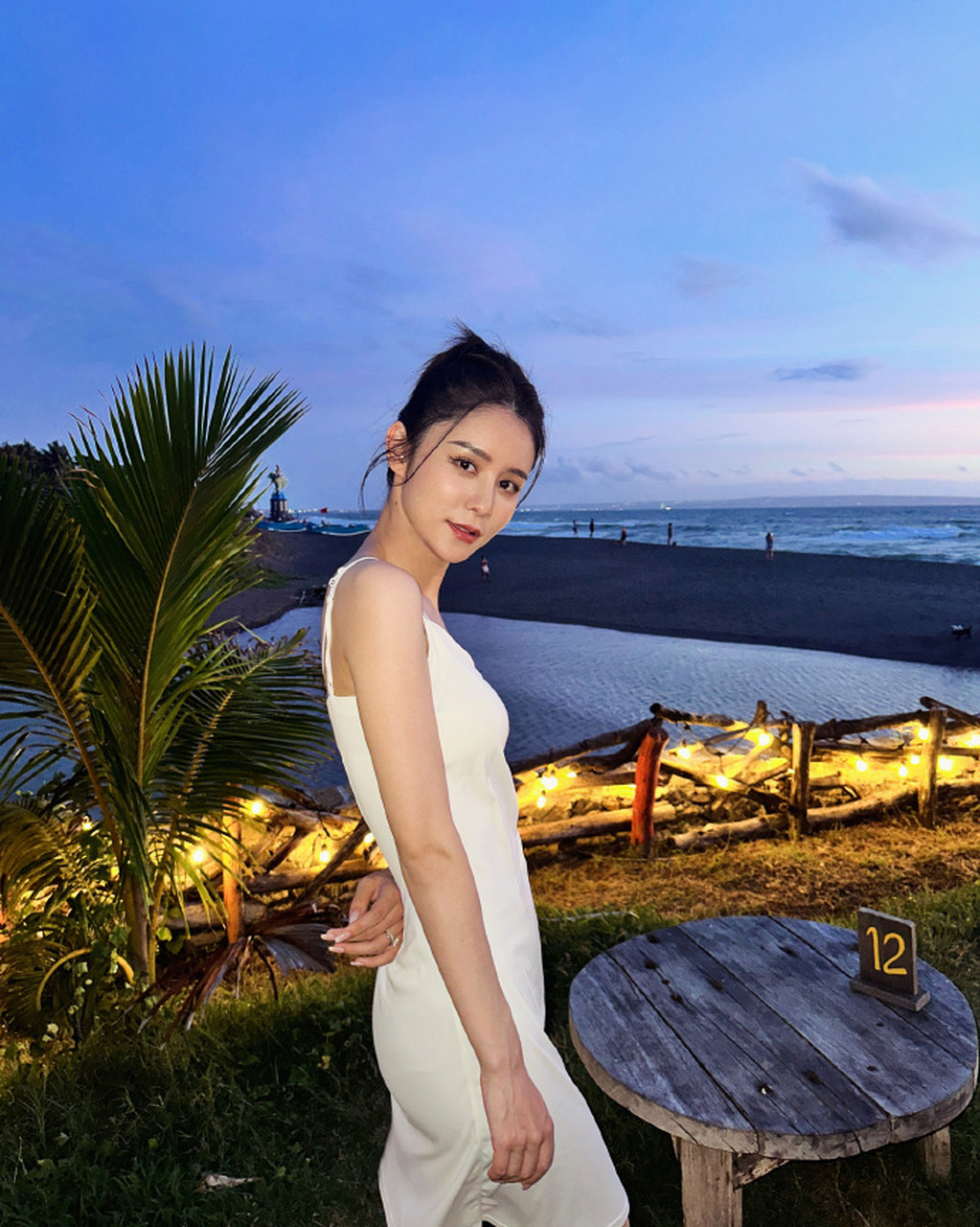 林峰老婆张馨月,晒海边美照轻松自在,感觉与吴千语有几分相似.#林峰