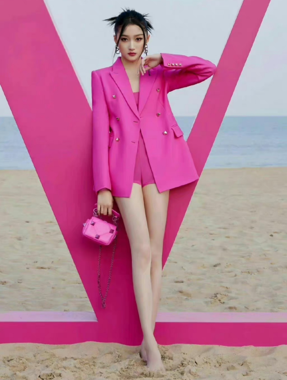 关晓彤身穿玫粉色西装,一身同系色的短裙装扮,大秀纤细修长的身材,又
