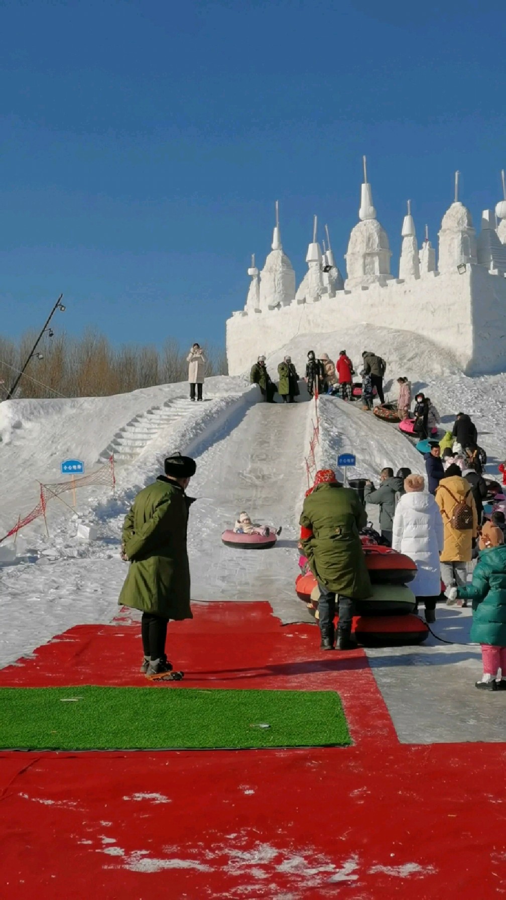 沈阳浑南中央公园冰雪王国一起打出溜滑呀