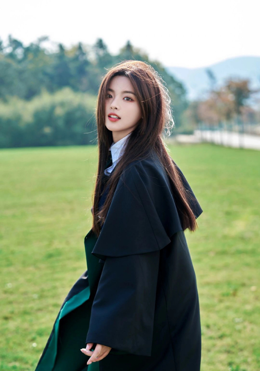 第一次直观的感觉到了杨超越的面部平整度! 676767[大笑][大笑]