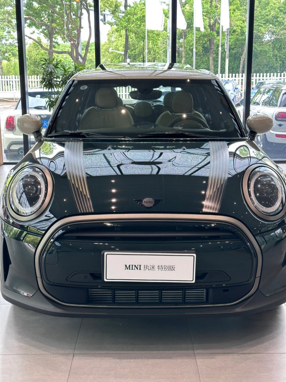 0t辣椒红mini,这款车型充满了激情与活力,红色外观让人过目难忘,2.