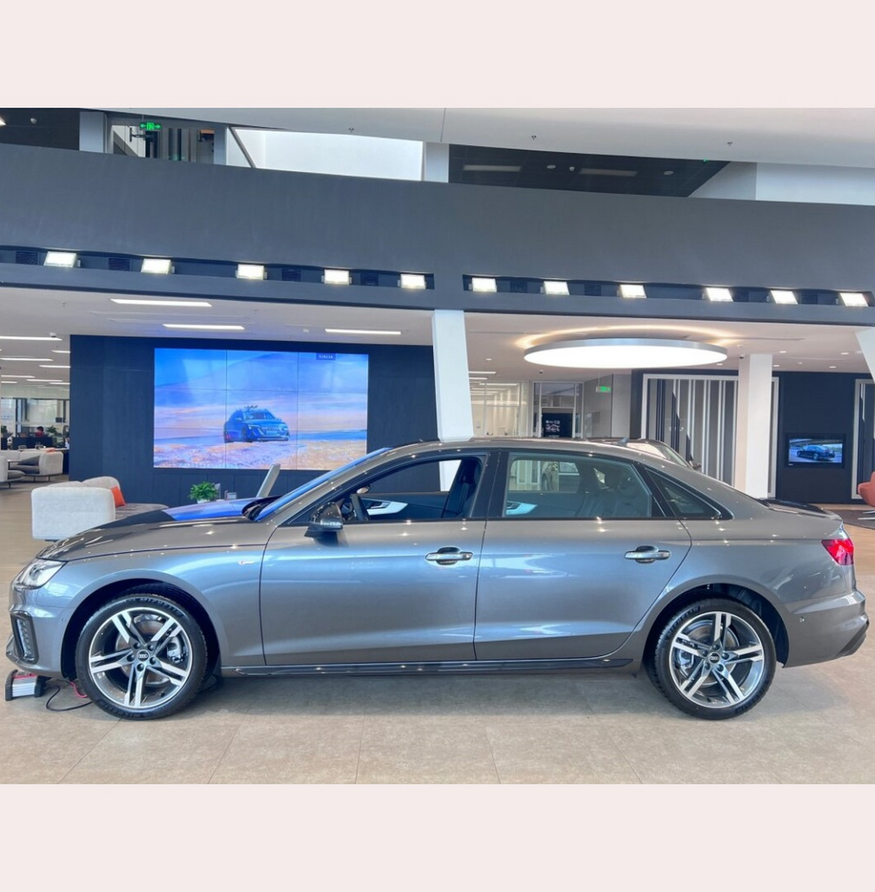 奥迪a4l天云灰  奥迪a4l的40豪华动感配置,绝对是当下的热门之选!