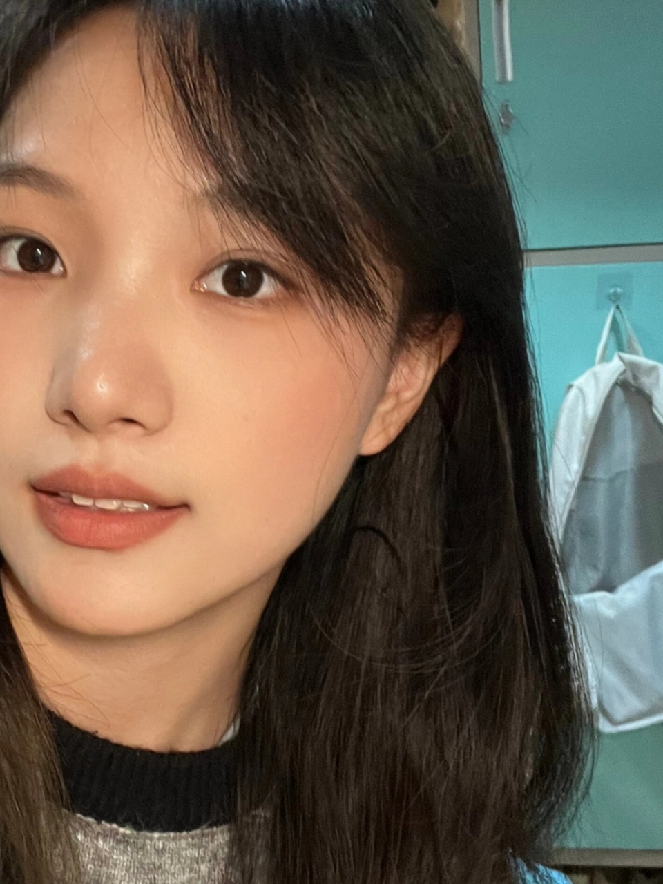 方圆脸伪素颜早八妆容  对于方圆脸型的女生来说,伪素颜早八妆容是个