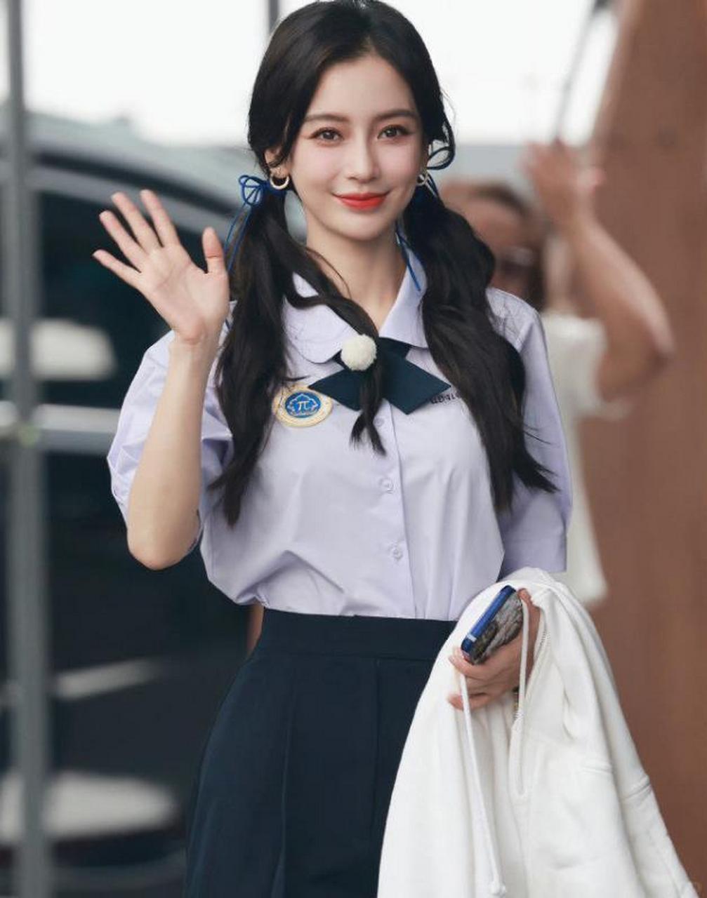 天使气场尽显的angelababy卷发双马尾新造型,让你重新认识她的魅力