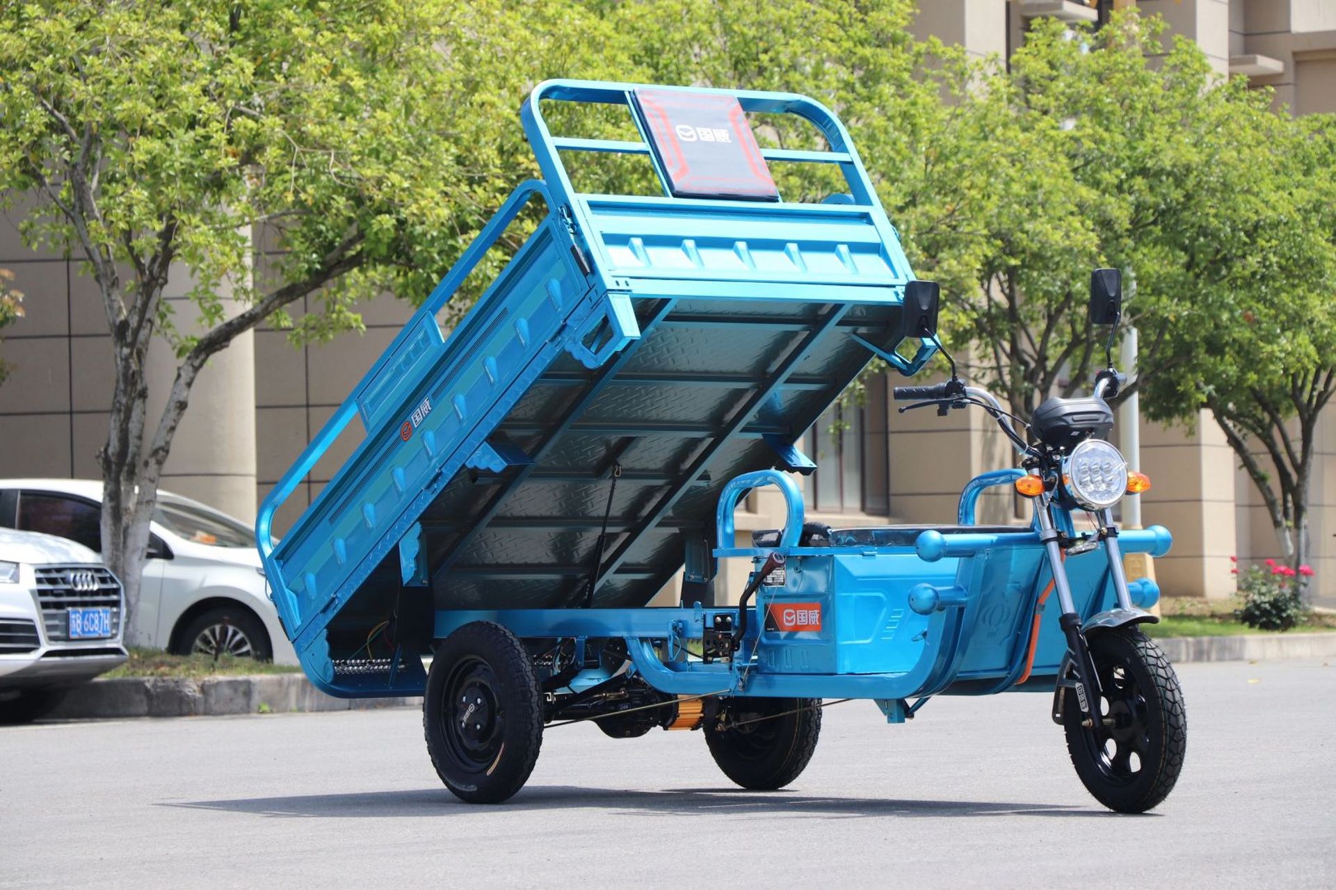 我在这边是国威电动车销售团队的一员.