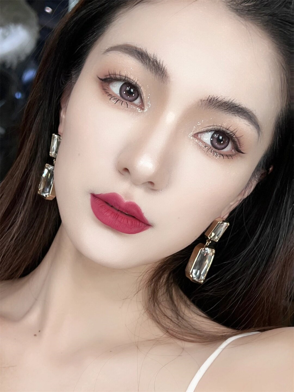 当镜子里呈现出一张精致的面孔,我知道,冷艳大女主妆容已经完美持现