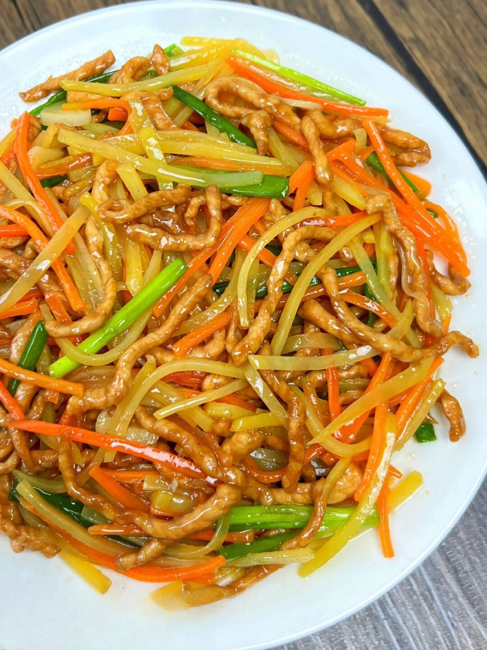 挑战100天做家常菜  今天为大家介绍一道家常美味——胡萝卜土豆丝炒