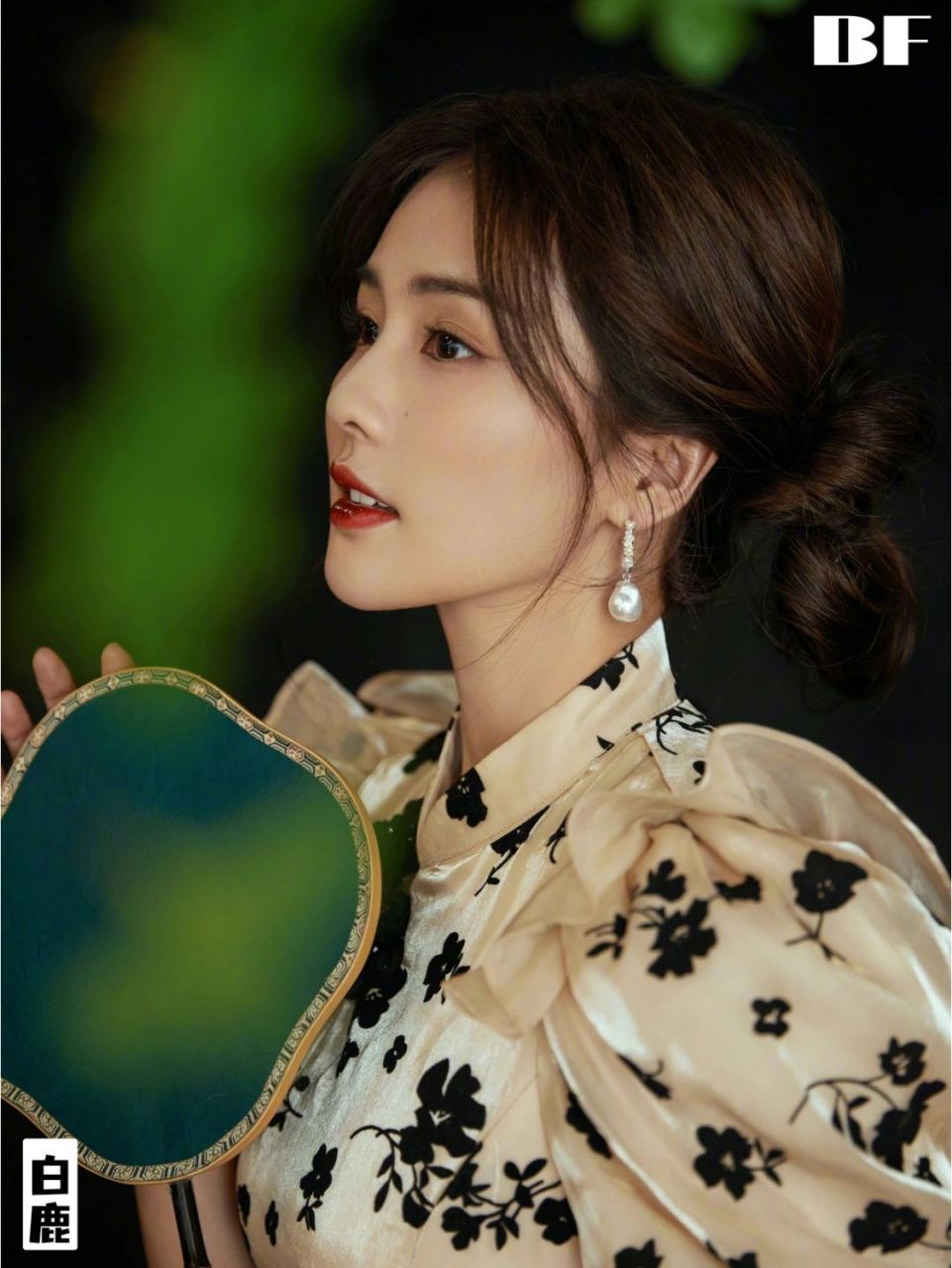 气质女神白鹿,新装扮甜美复古风来袭  气质女神白鹿近日曝光了一组