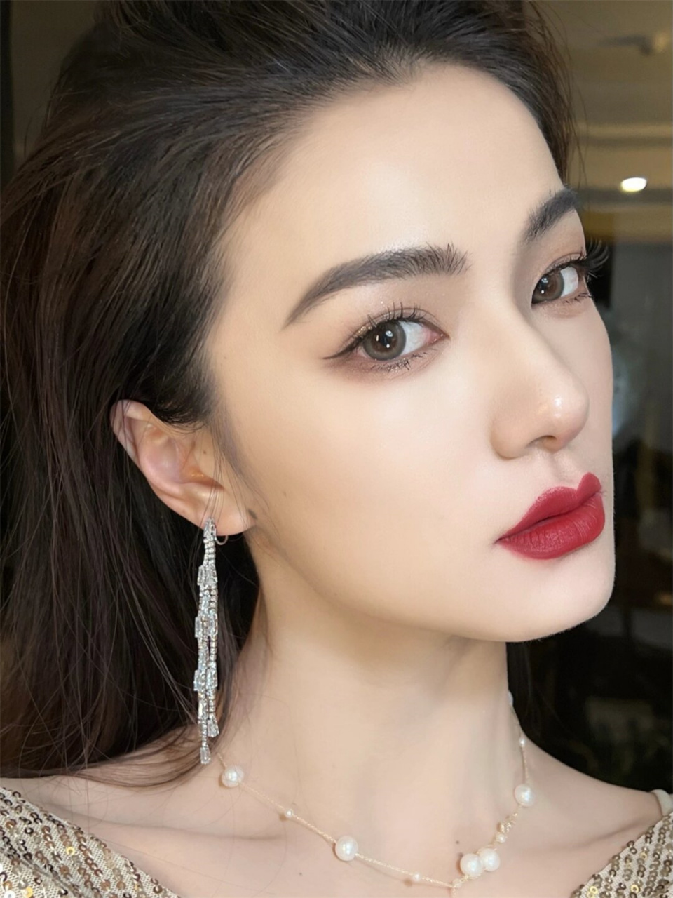 高级年会吸睛御姐妆容	  在底妆方面,我选择了与肤色相近的粉底液