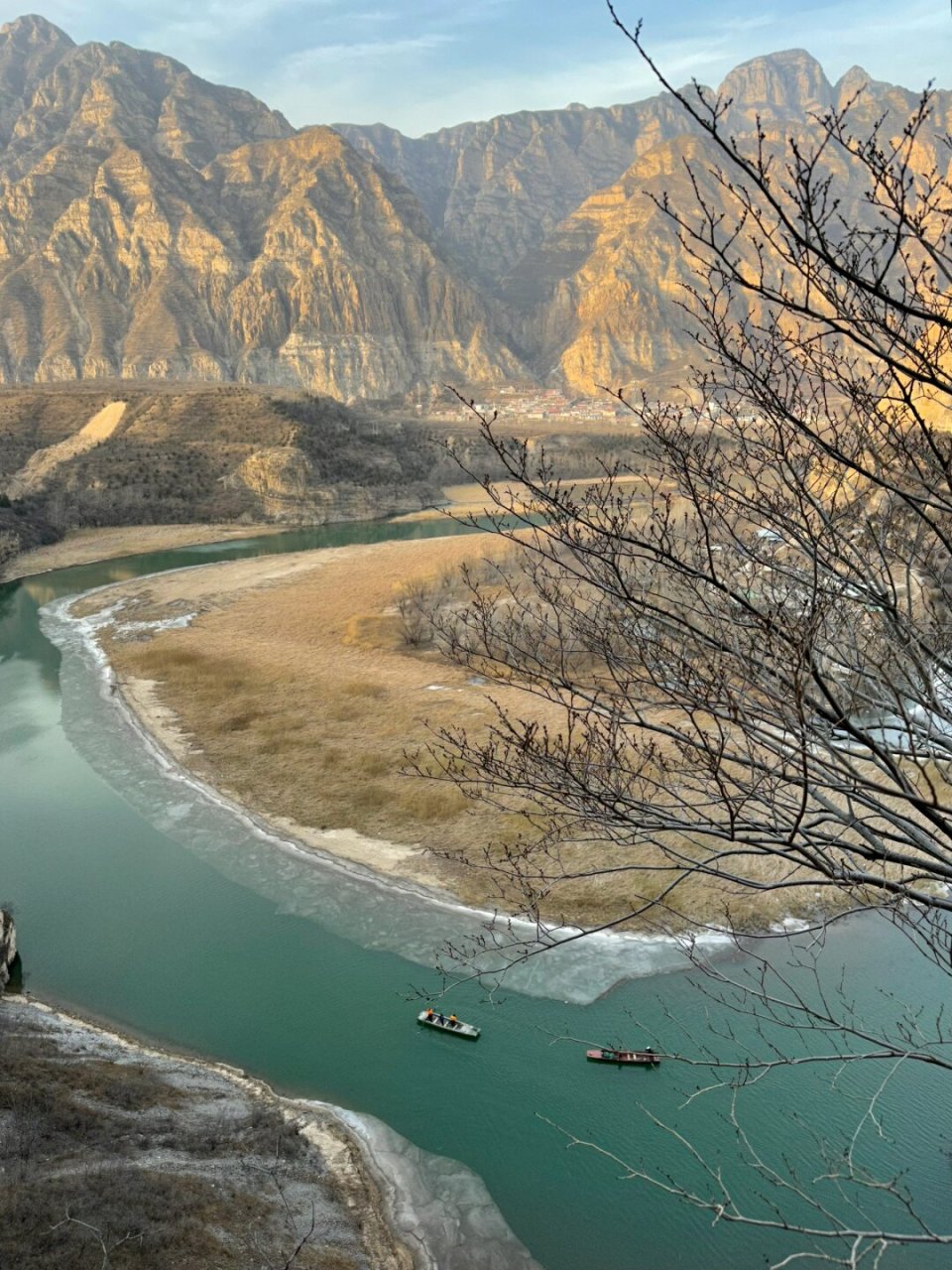 在北京珍珠湖  在北京的珍珠湖,你可以感受到大自然的宁静与美丽.