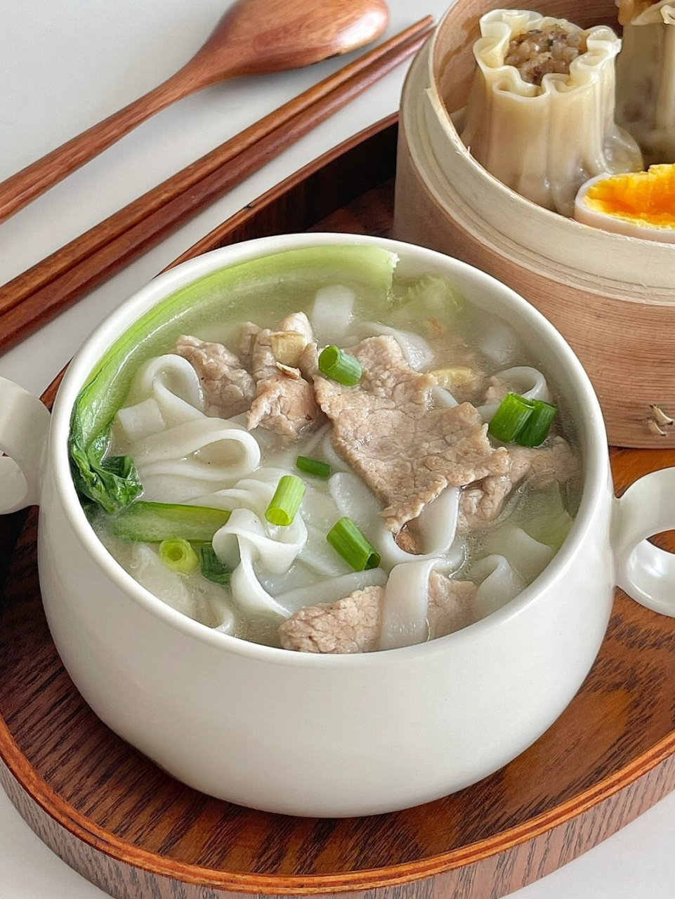 食材只需要肉片,河粉,青菜和葱.