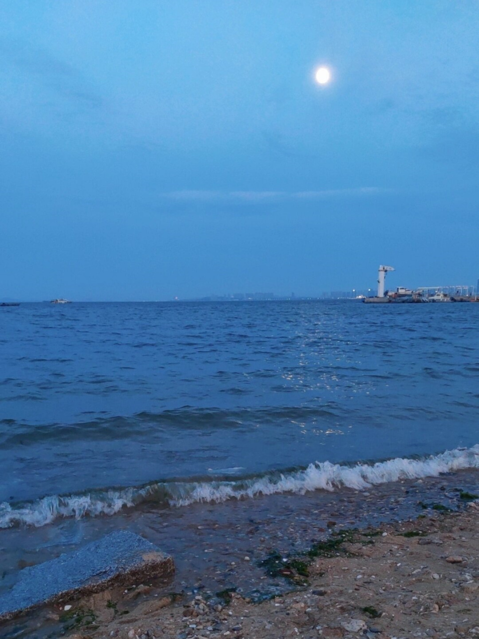 威海是一个非常适合旅游的城市,这里有许多美丽的海滩,风景名胜和