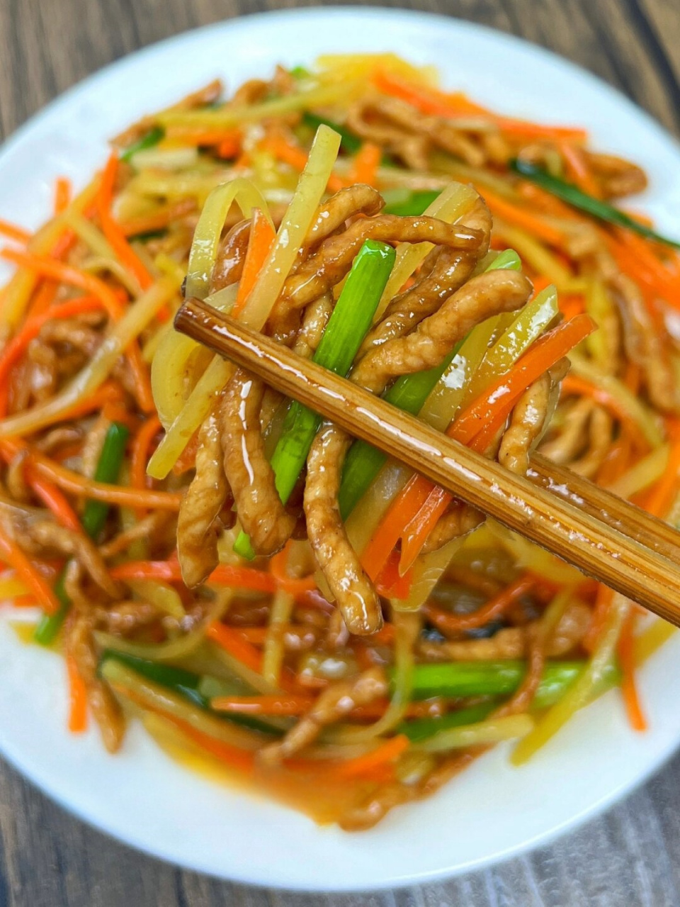 挑战100天做家常菜  今天为大家介绍一道家常美味——胡萝卜土豆丝炒