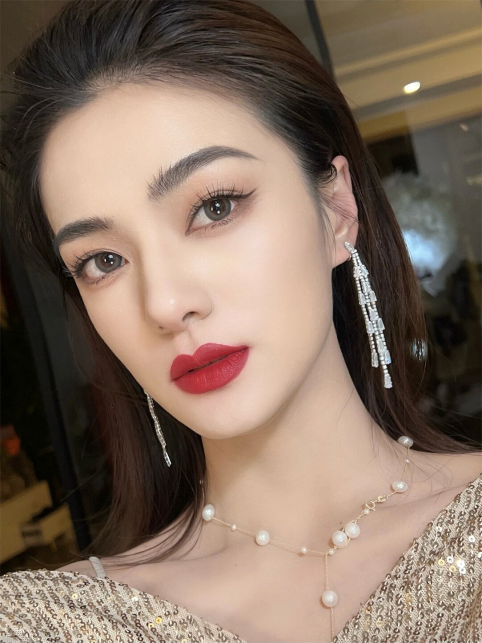 高级年会吸睛御姐妆容	  在底妆方面,我选择了与肤色相近的粉底液