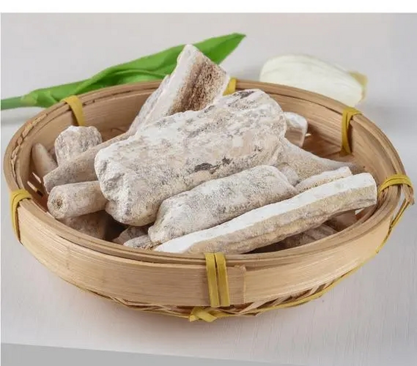 中药鹿角霜:性味归经:咸,温.入肝,肾经.  功效:补肾助阳;收敛止血.