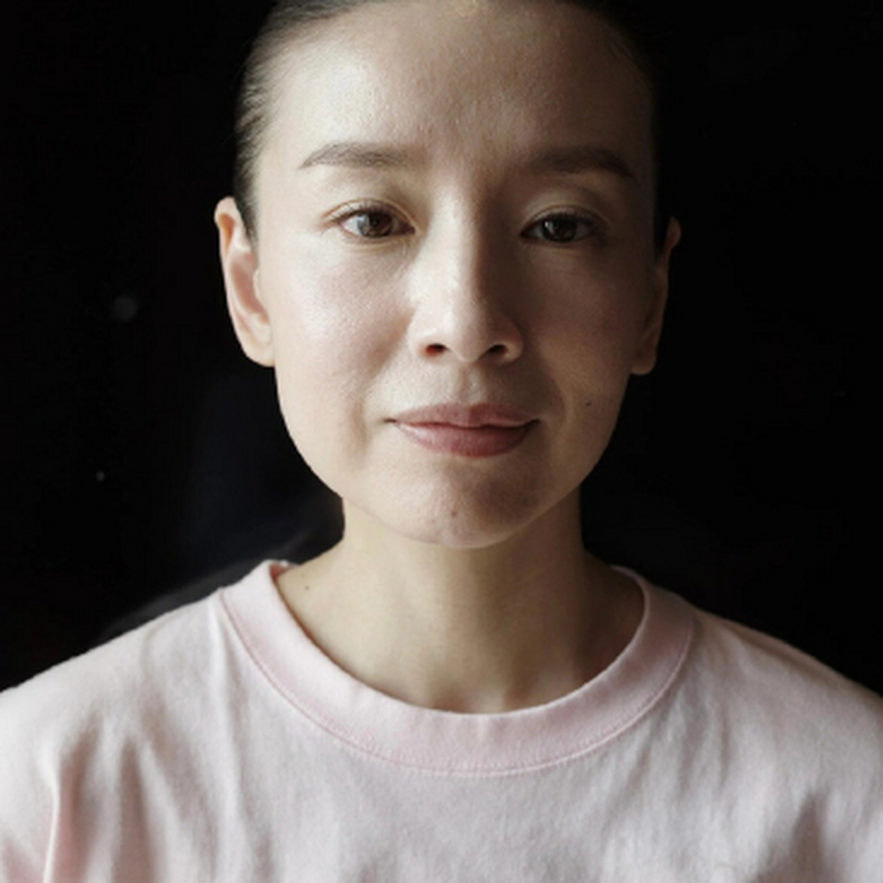 董洁的素颜照,据说是为杂志拍摄照片,只能说素颜下明星跟普通人差不多