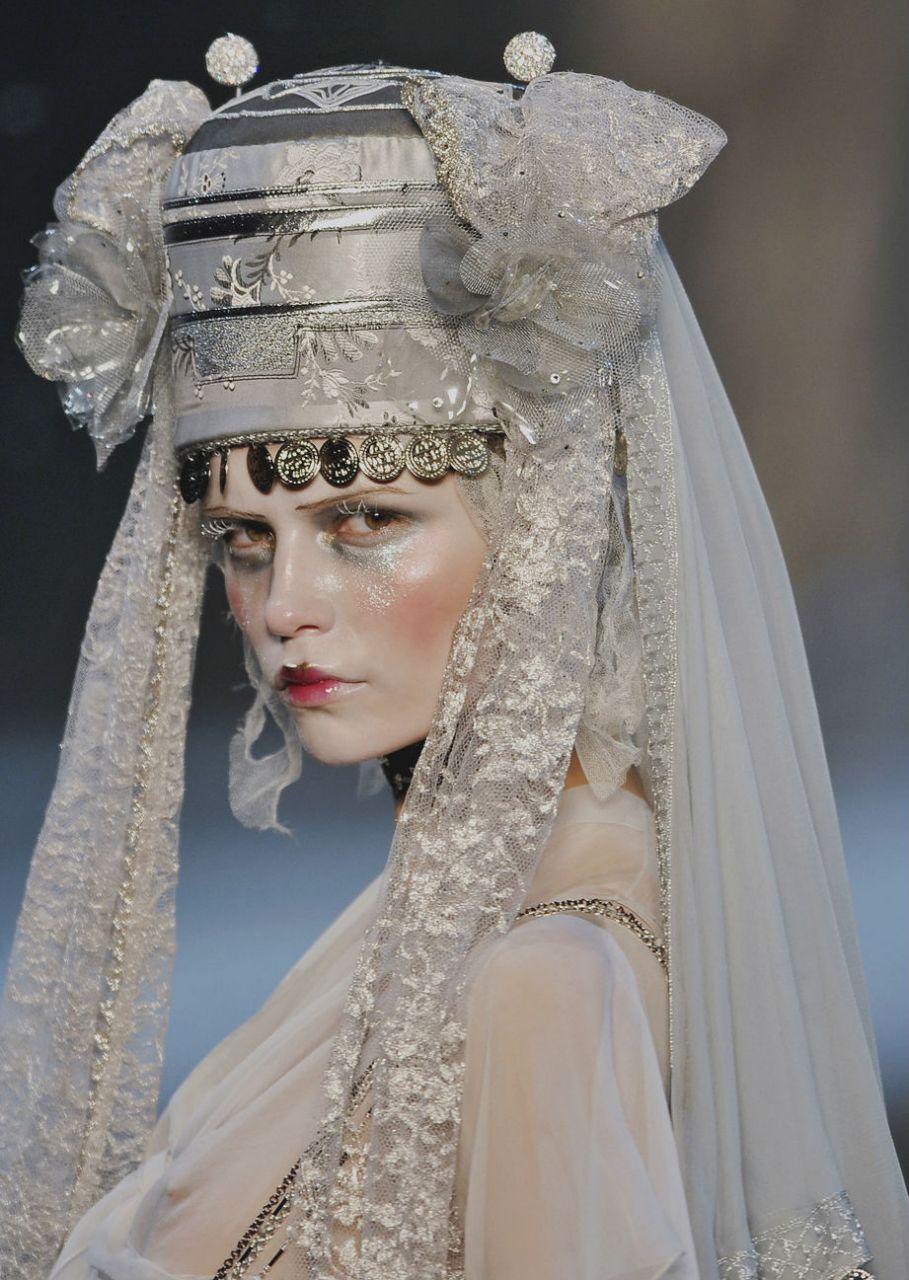 女明星# #时尚穿搭# john galliano 2009秋冬秀场妆容,异域新娘妆