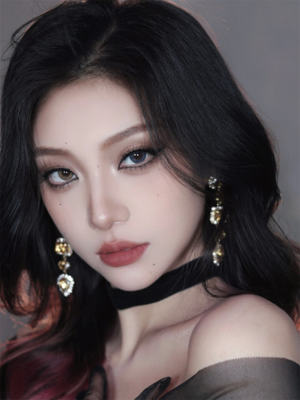 轻欧美异瞳猫系眼妆  轻欧美异瞳猫系眼妆是一种充满个性时尚感的妆容