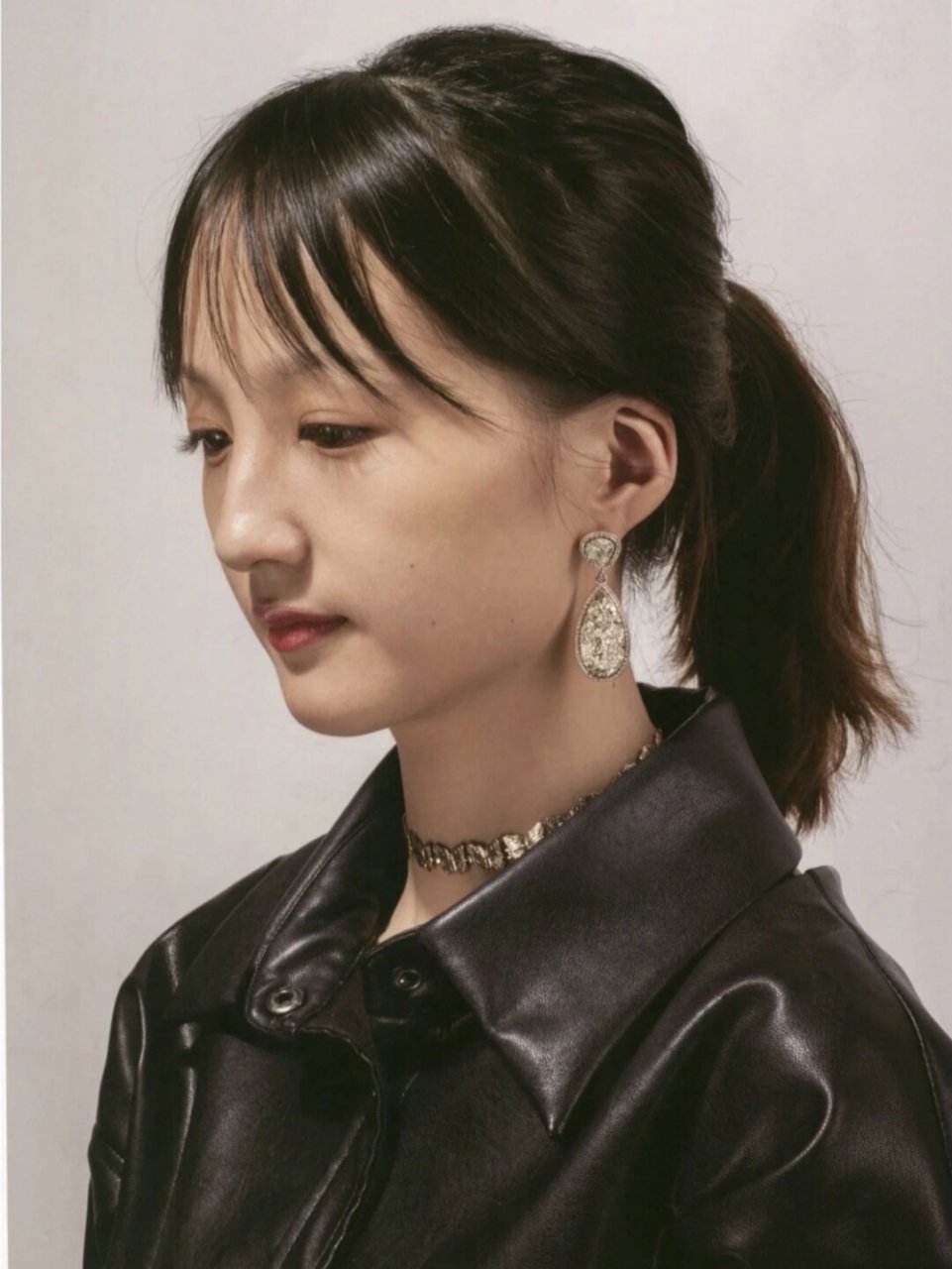 超适合彩头的女青年照片素材  唯有干画解千愁