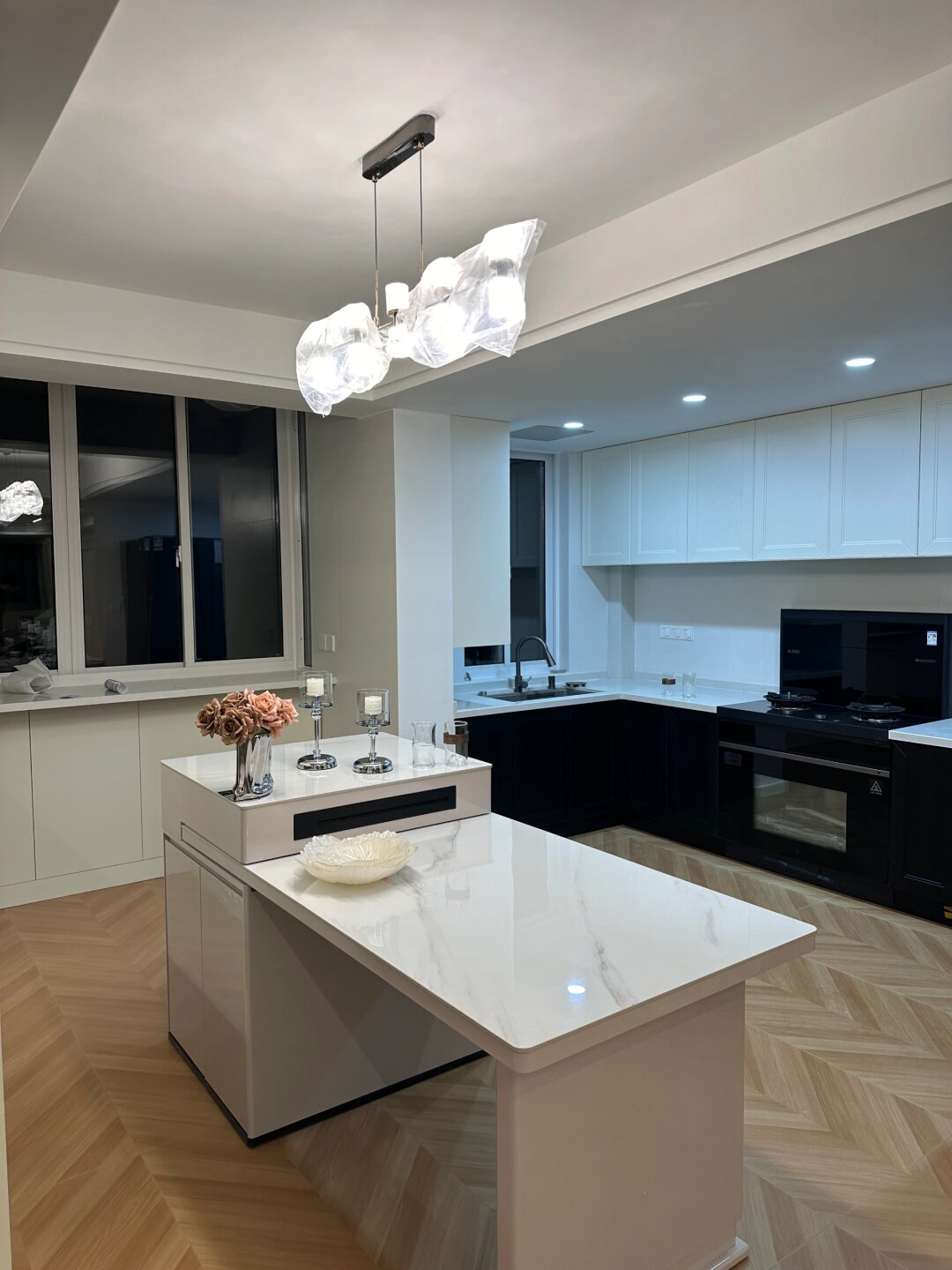 黑白开放式厨房丨真的干净又显大  黑白开放式厨房设计,简约时尚,干净