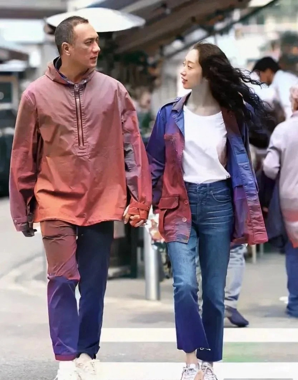 黄觉罕见晒出和老婆麦子的合影!不过,黄觉这身板和大长腿绝了.