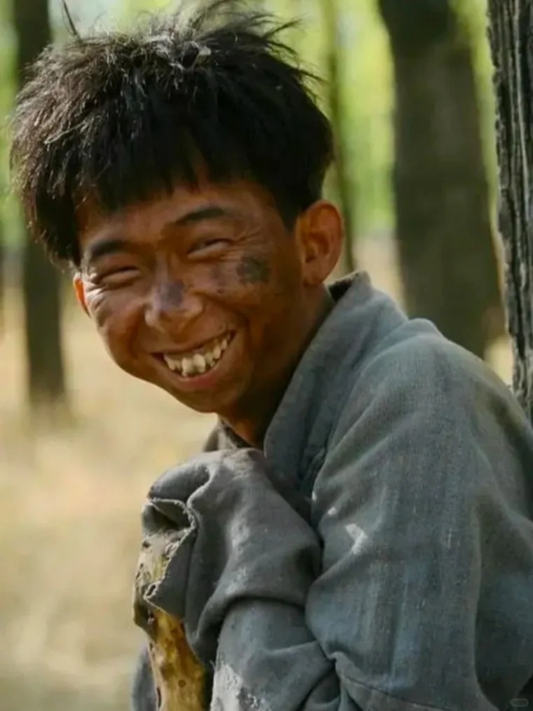 巨兴茂真的是超级励志的明星了,从小就顶着一副"丑脸",还被人嘲笑为"