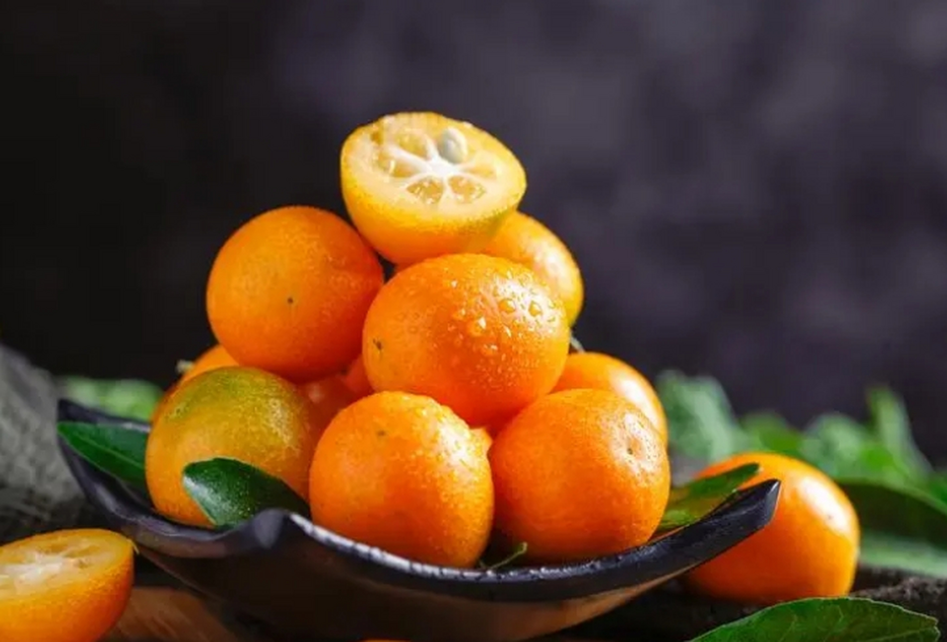 小小金桔,润肺止咳 金桔又名为金柑,药性甘温,它的个头小小的,一口一