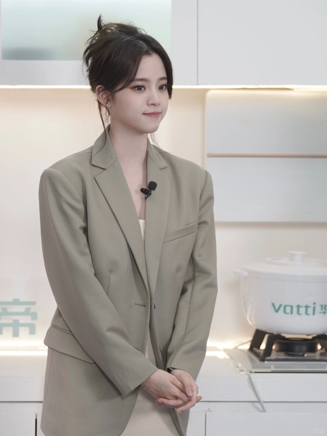 气质提升不少! 欧阳娜娜直播时的状态真的很好!