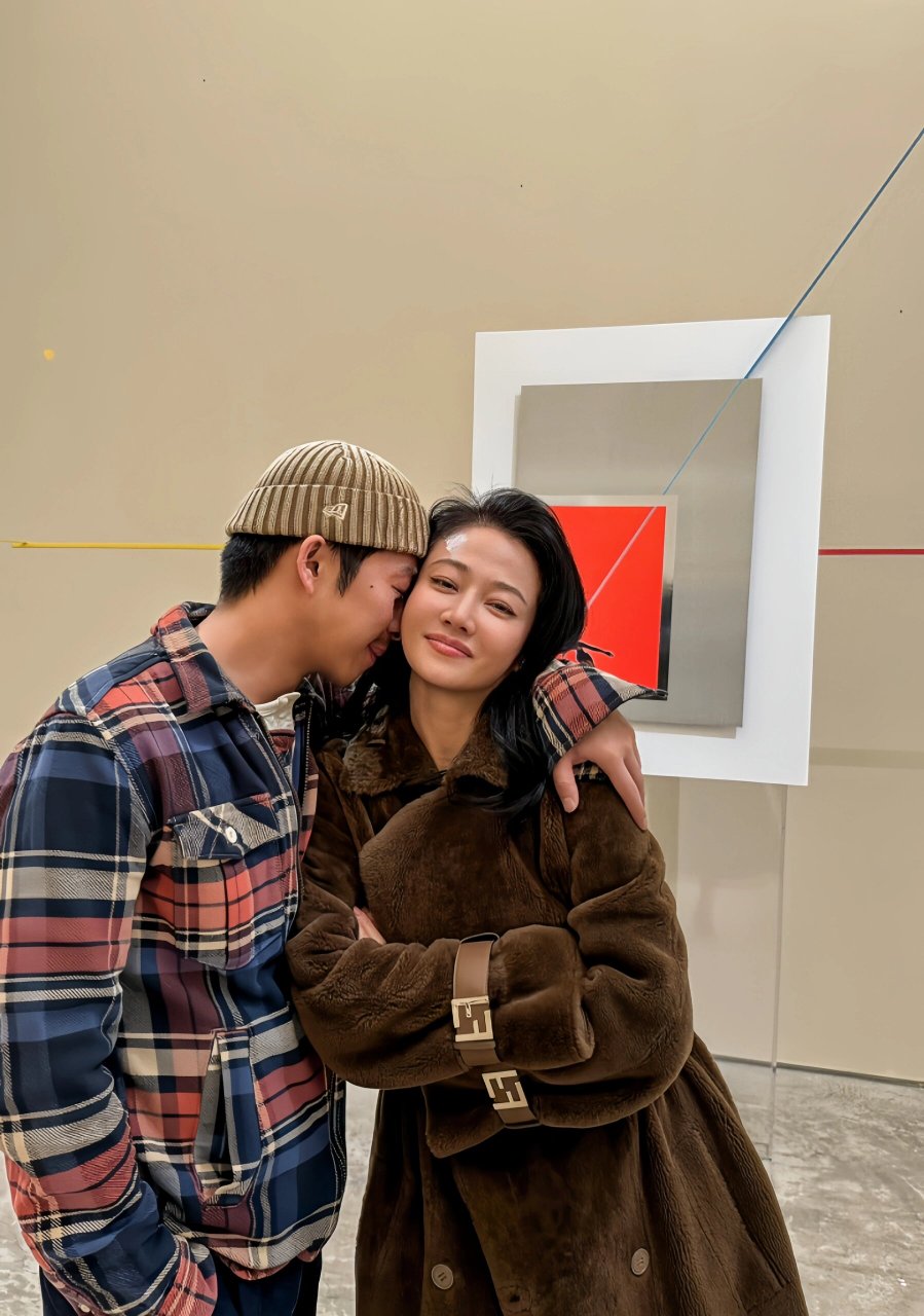 谭卓与章宇疑似恋情曝光 演员谭卓在社交平台上分享了一组与男演员章