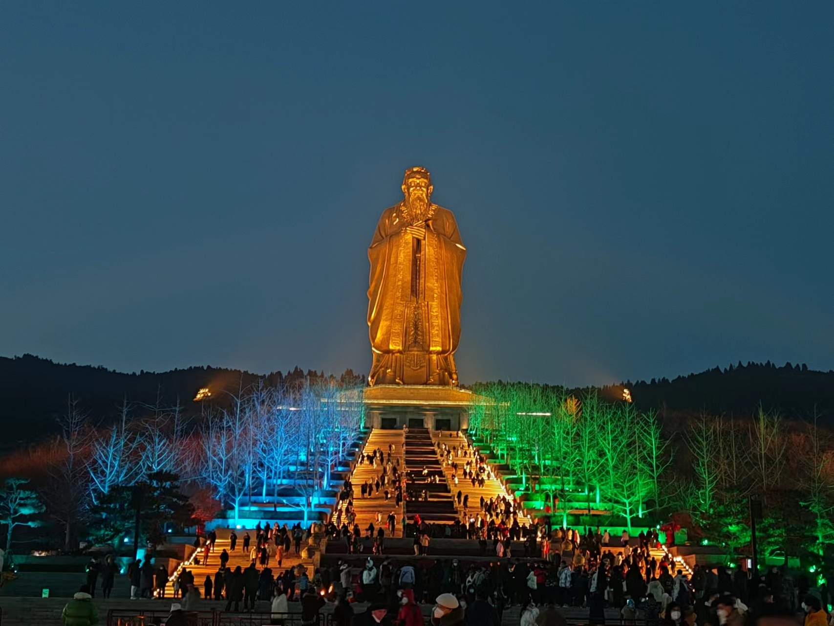 烟花#尼山圣境是一个历史悠久,文化底蕴深厚的景区,位于山东省曲阜市