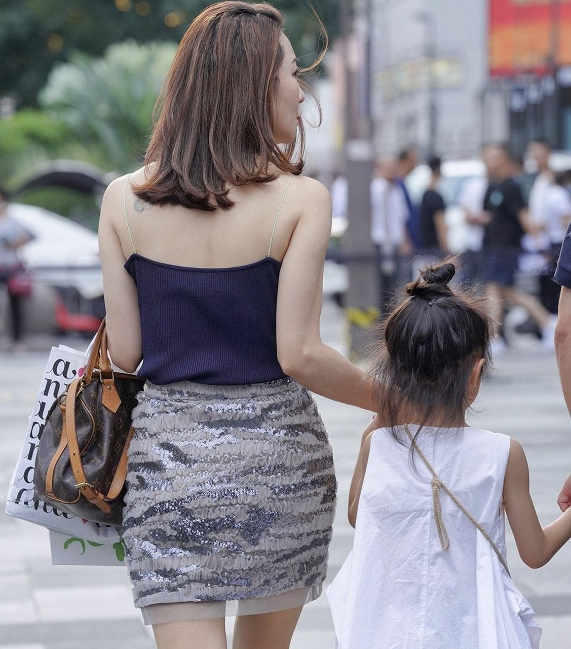 时尚辣妈和宝贝一起逛街!