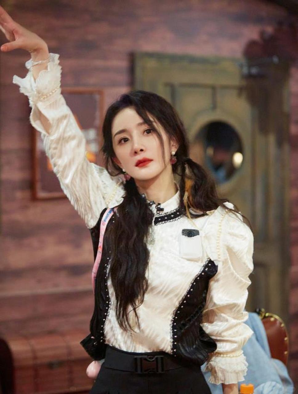 杨幂最新造型以短发 双髻之姿闯入我们的视野,明日鬼马小仙女准时上线