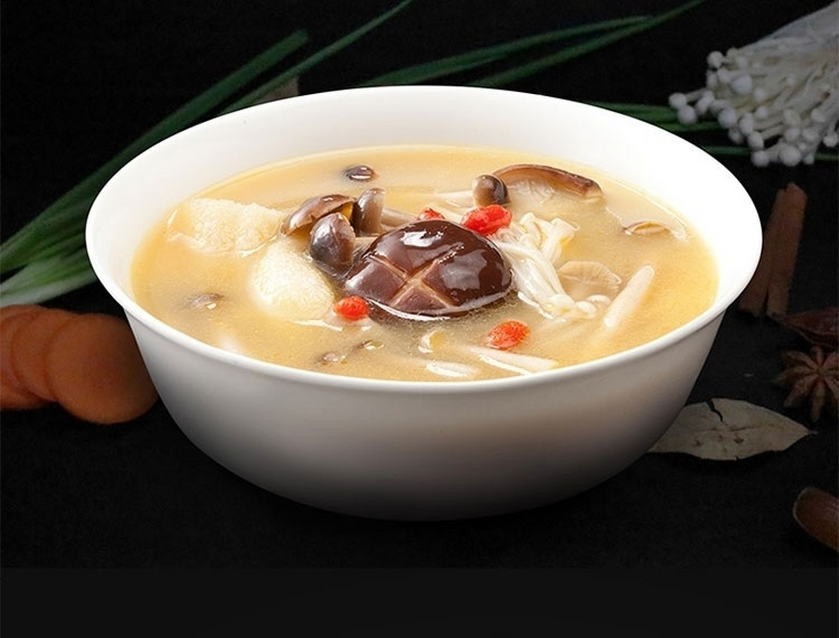 海底捞菌菇汤料,是由杏鲍菇,平菇,香菇,鸡腿菇和双袍蘑菇五种菌菇精心