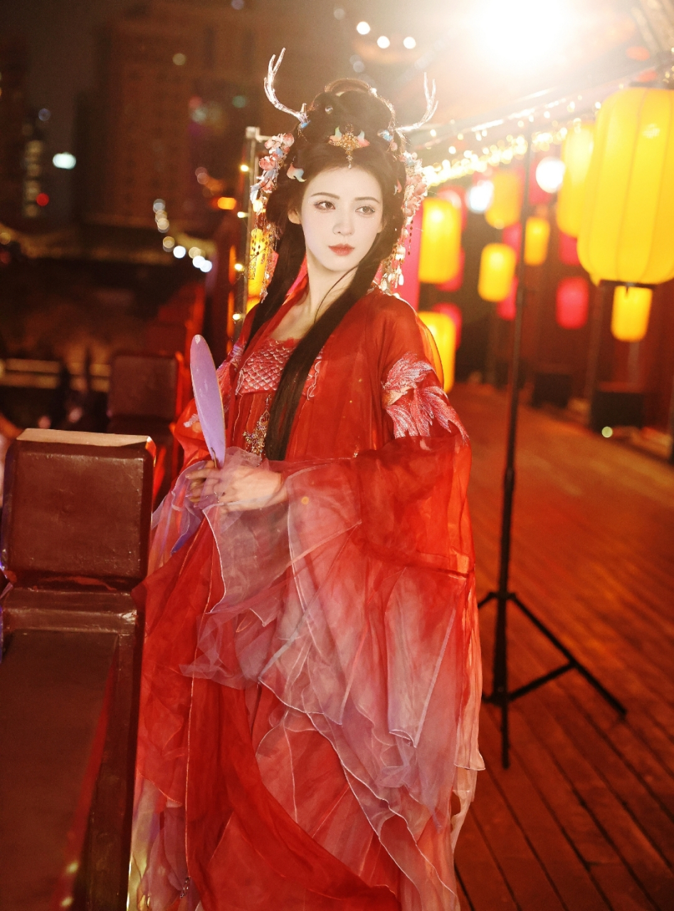 张予曦的红衣古装简直美到失语,这张脸绝了,精致妆容,一颦一笑风情万