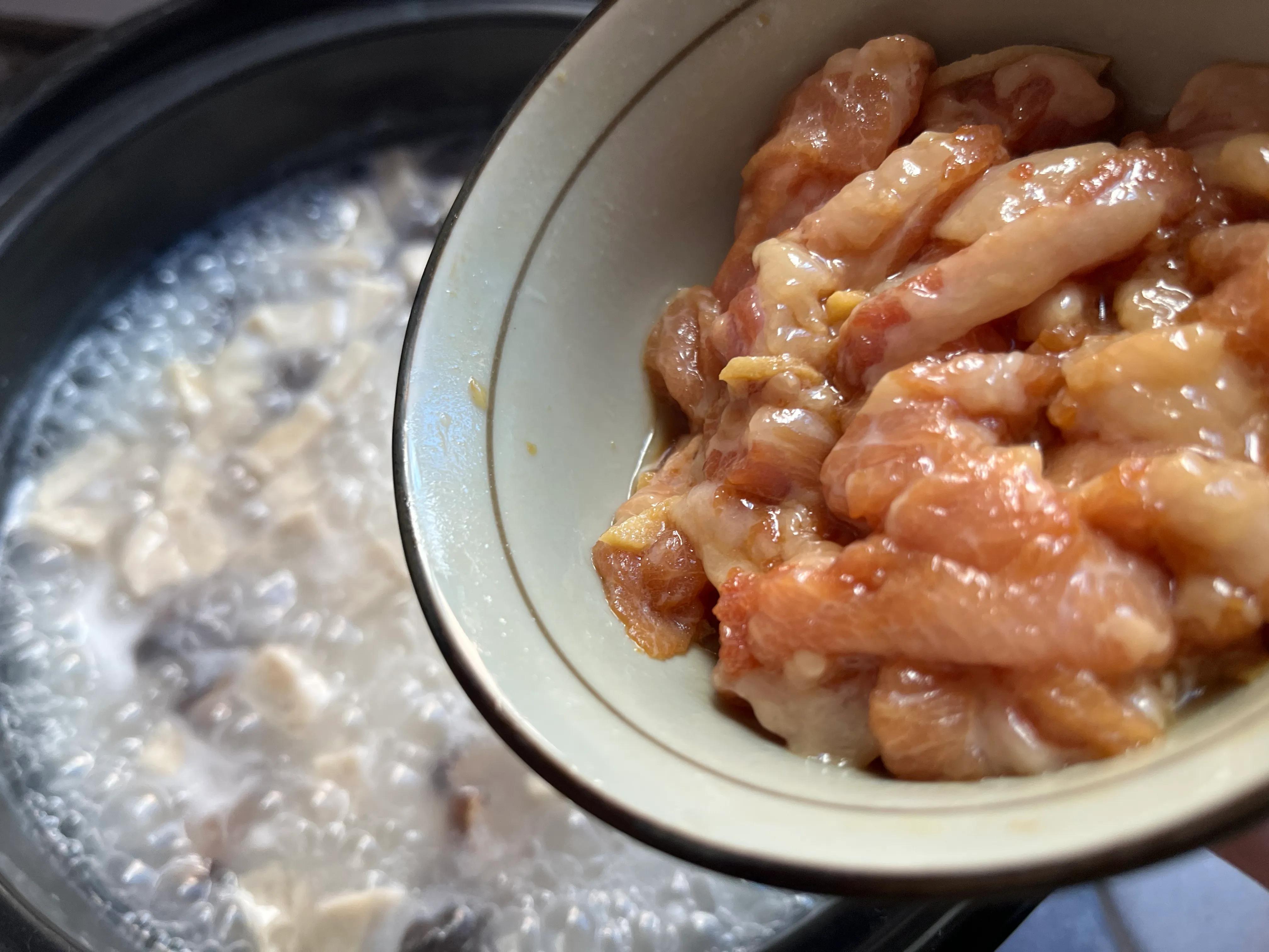 瘦肉粉肠咸粥,绵密顺滑,咸香可口,老少皆宜